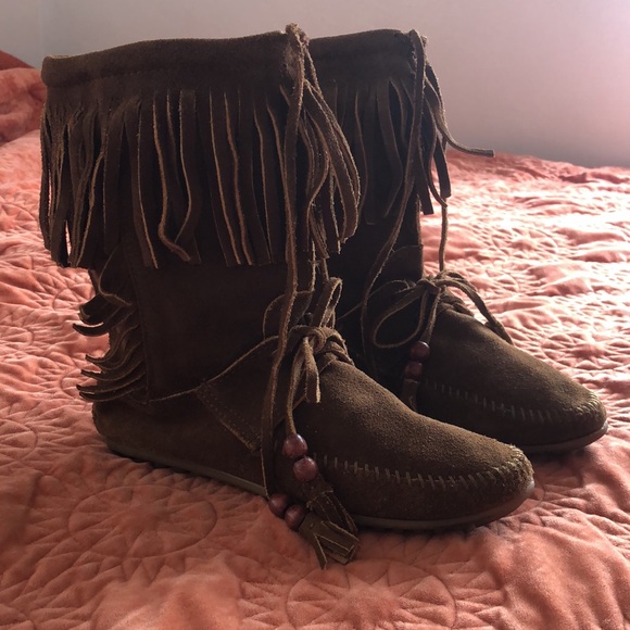 Minnetonka Fringe Boots Size-7.5 - Picture 2 of 4